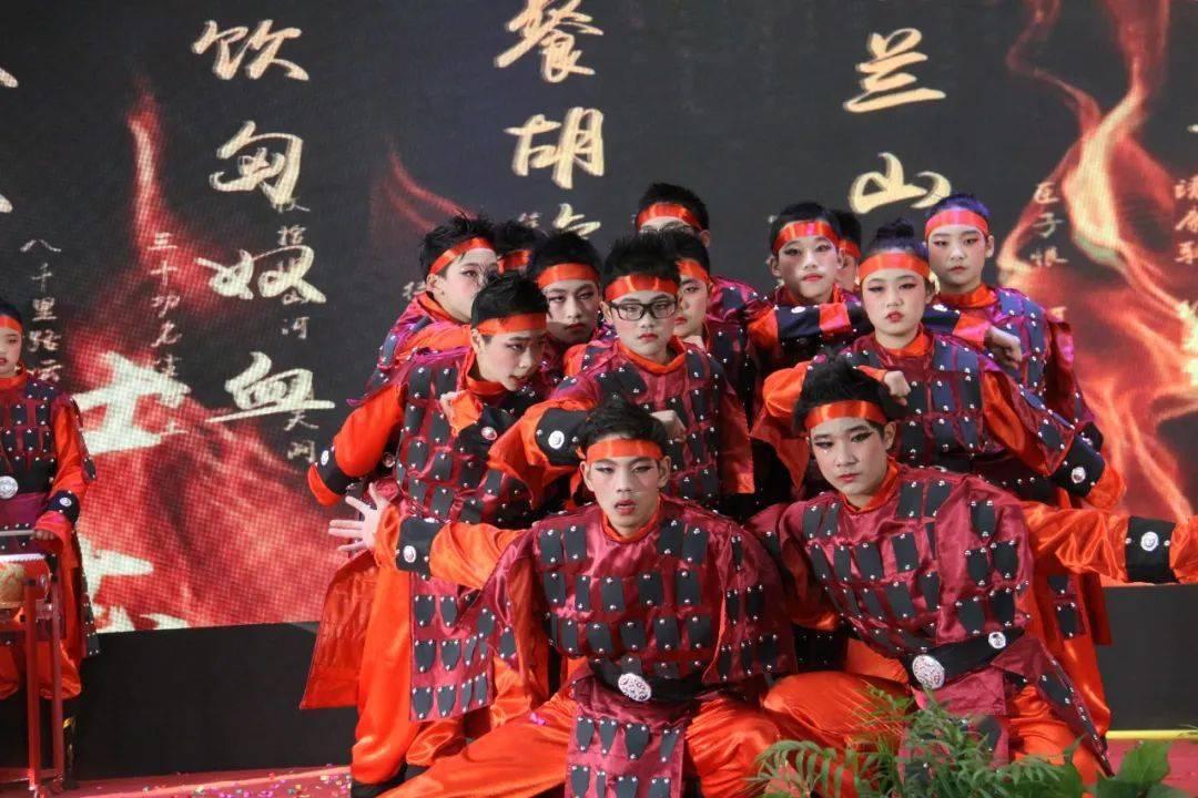 蓝色褶皱露肩上衣搭配白色牛仔裤，展现完美身材，你学会了吗？游戏画面