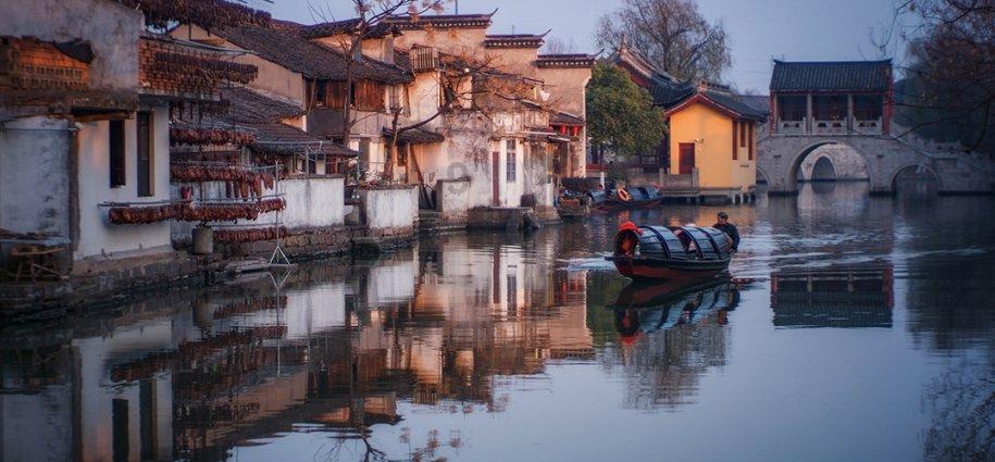 蓝色褶皱露肩上衣搭配白色牛仔裤，展现完美身材，你学会了吗？游戏画面